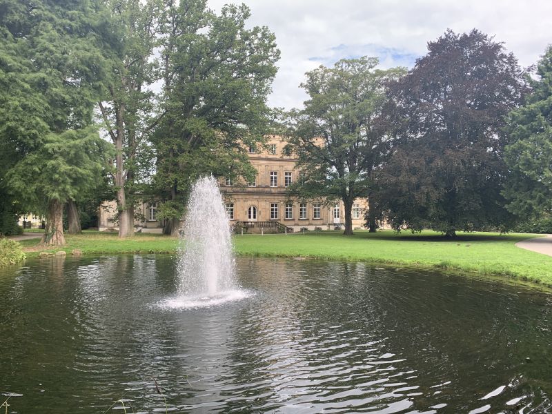 Datei:DT-Neustadt22 Seerosenteich+Fontäne.jpg