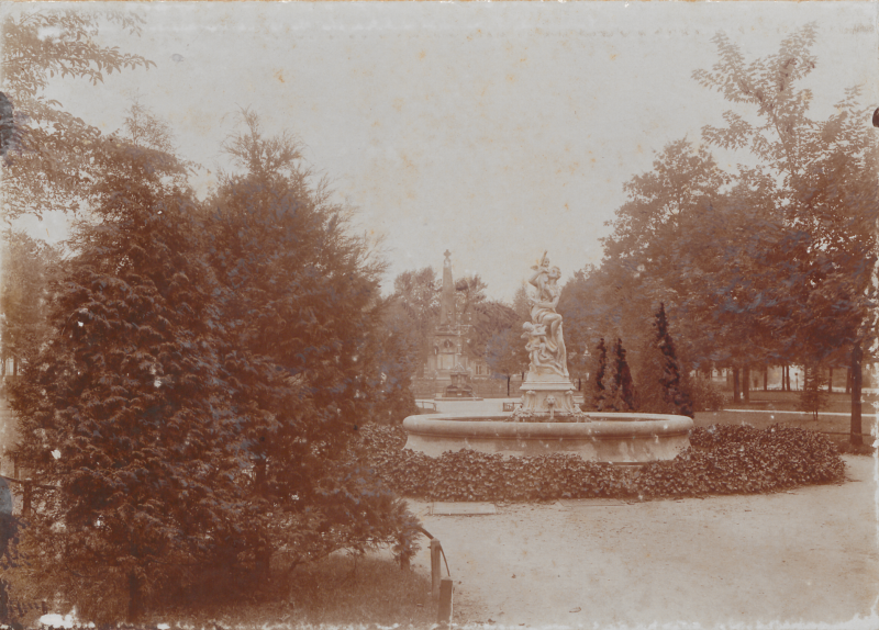 Datei:DT-KWPlatz-Brunnen HSA 5 B026r1.png