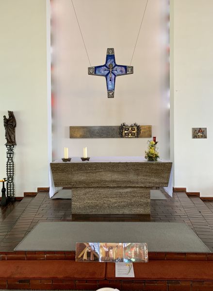 Datei:HID-Haselnussw2-Altar JK2021.jpg