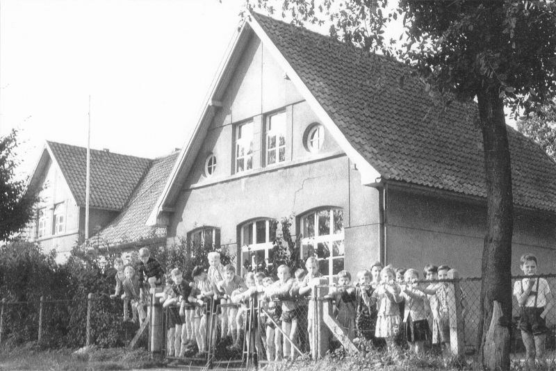 Datei:Volksschule-Nienhagen-1955.jpg