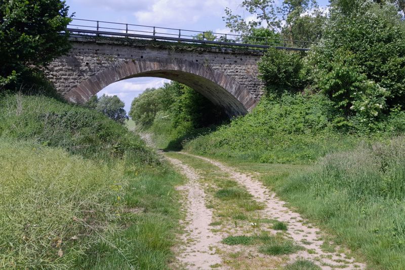 Datei:Bahnbrücke-Wirtschaftsweg-Wissentrup.jpg