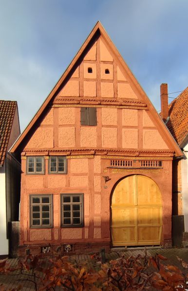 Datei:Kirchhofstraße 5, Giebel Stiewe 2022.jpg