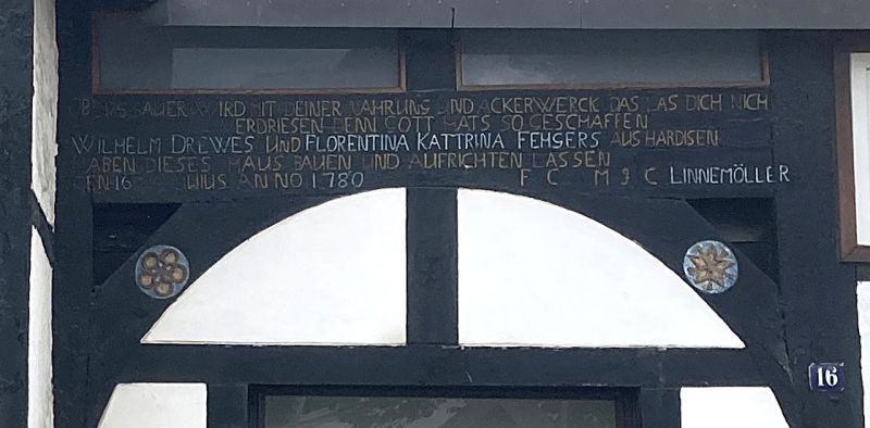 Datei:Lage Rhienstr.16 Inschrift 2025 Siekmann.jpg