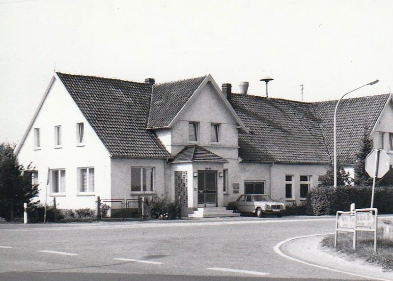 Datei:Ehemalige-Schule-Nienhagen-1960.jpg