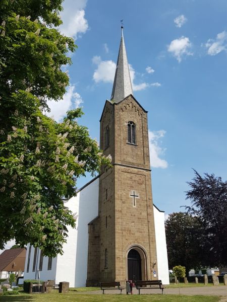 Datei:Kirche Wüsten.jpg