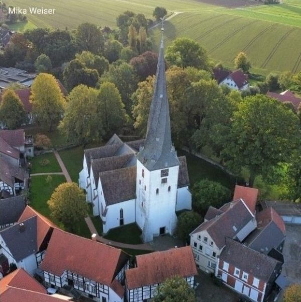 Datei:Kirche und Kirchplatz in Heiden.jpg