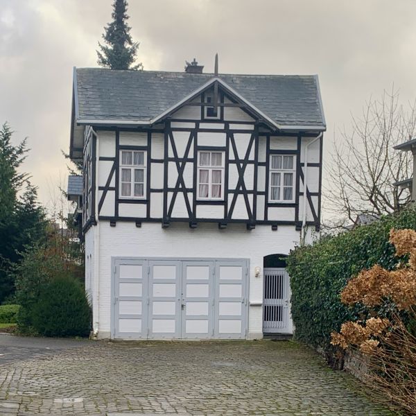 Datei:DT-Allee13 Kutscherhaus JK2024.jpg