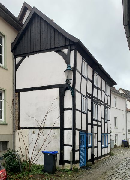 Datei:DT-Auguststr9 2023JK.jpg