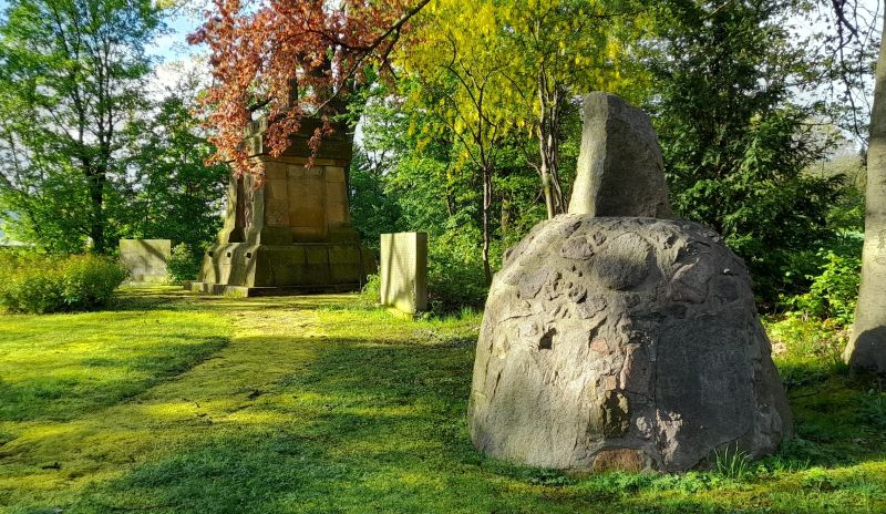 Datei:Trophagener Str. 03 Ehrenmal.jpg