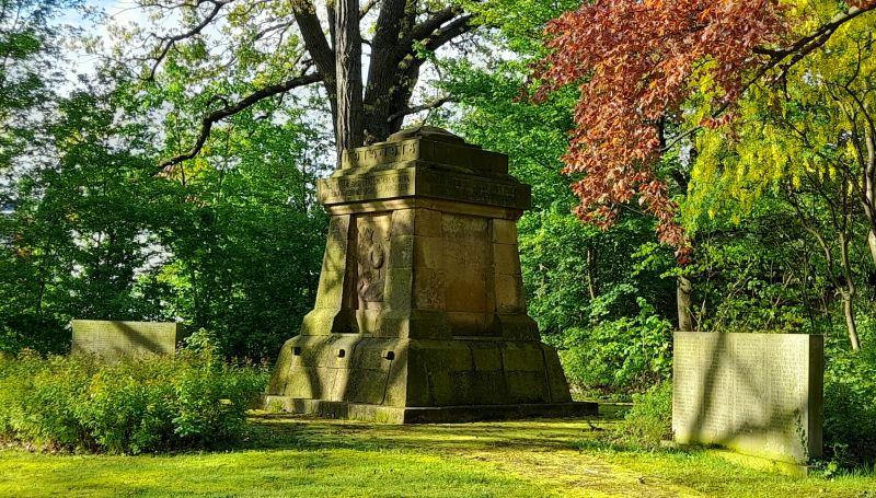 Datei:Trophagener Str. 01 Ehrenmal.jpg